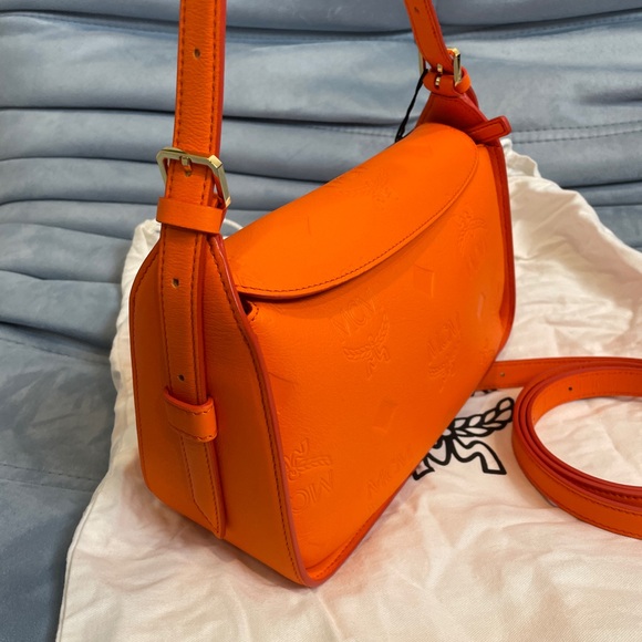 Mcm AREN FLAP HOBO BAG IN EMBOSSED MONOGRAM LEATHER - Picture 5 of 11